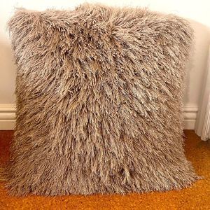 SAFAVIEH Retro Chic Indoor/ Outdoor 20-inch Shag Decorative Pillow